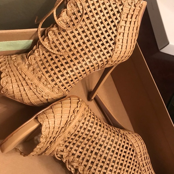 Ladies - Picture 2 of 8